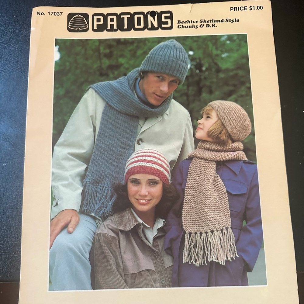 Assortment of pamphlets with projects to crochet, Knit and Tat 🧶🧣 - Picture 13 of 14